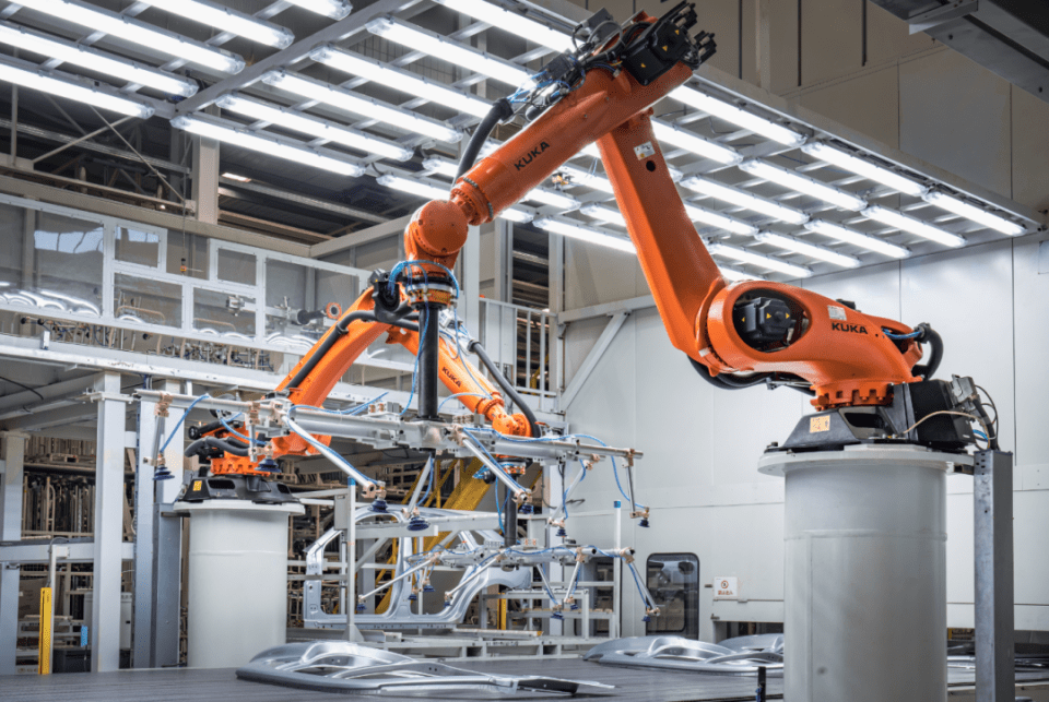 賽力斯智慧工廠探秘 撒貝寧見(jiàn)證，工業(yè)機(jī)器人如何定義“智造”新高度